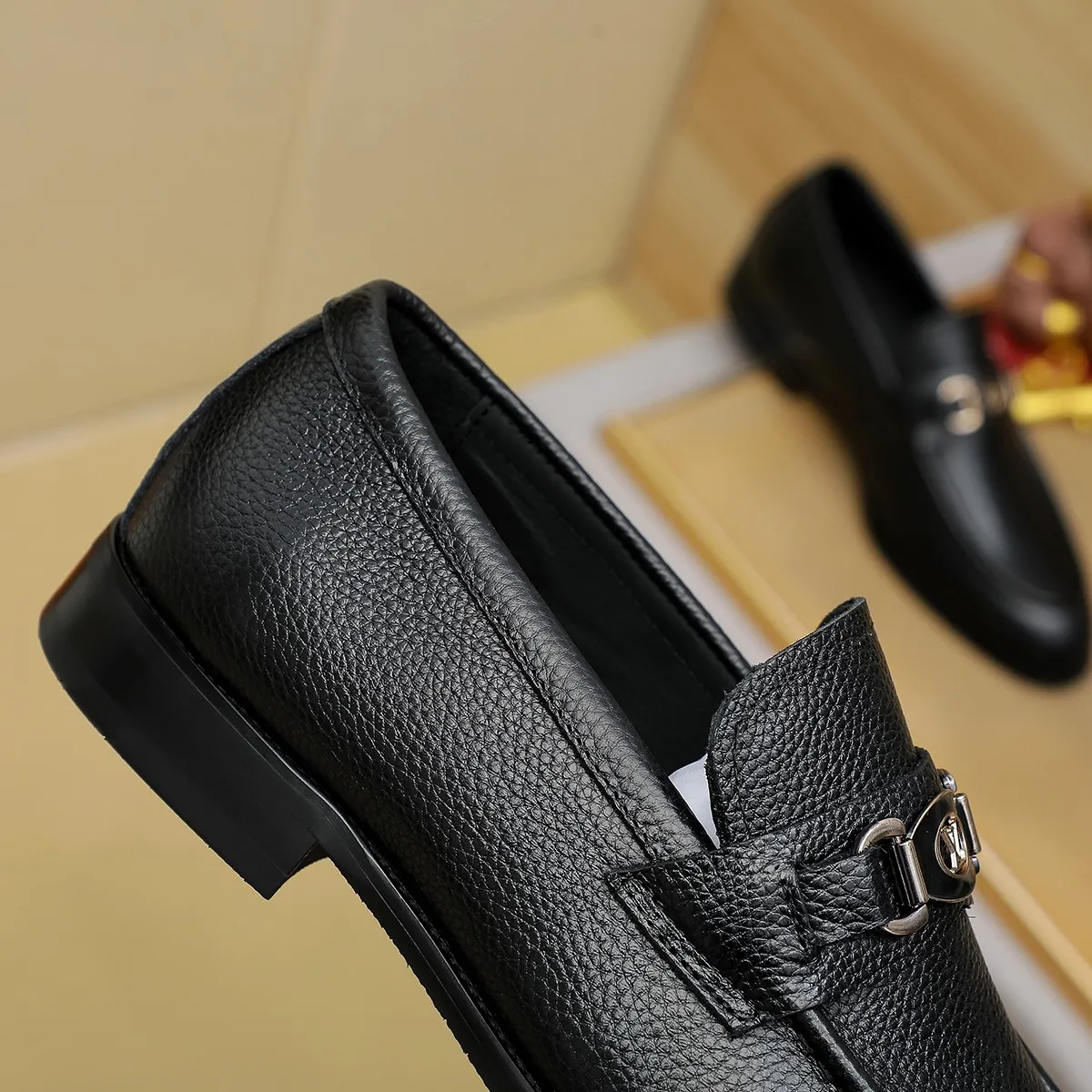 Men's shoes 💰 440💰 Louis Vuitton LV ® 🆕 model 🔛 full shoe counter, first layer cowhide, 🐂leather lining casual shoes for men, super soft outsole, a must-have for driving. The counter is synchronized with the original first layer cowhide, completely 1:1 mold customization 🌹 top version, color optional! Number: 38-44 (45.46 customized)